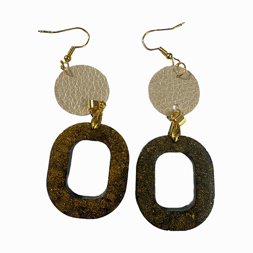 Boucles d’oreilles en résine et en simili cuir