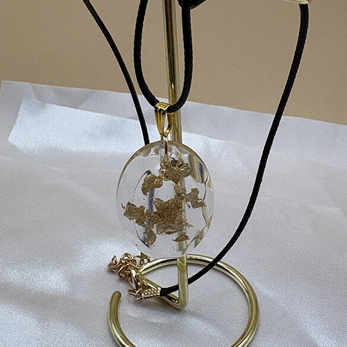 Collier pendentif ovale en résine avec feuille d’or