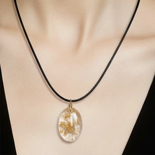 Collier pendentif ovale en résine avec feuille d’or
