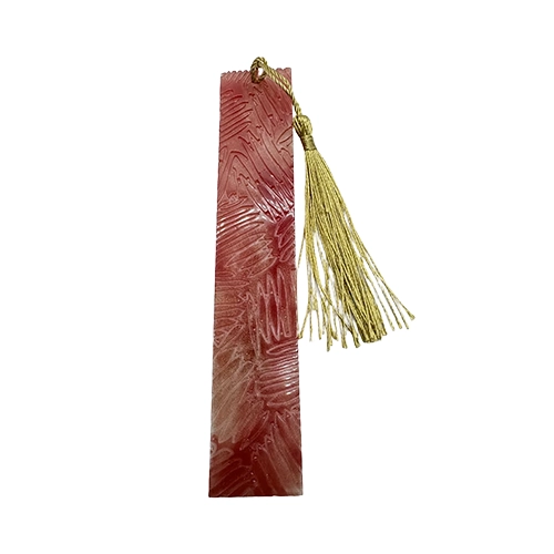 Marque-page artisanal en résine rouge avec pompon doré