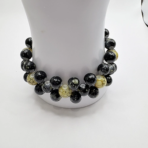 Bracelet artisanal élastique en perles noires et jaunes
