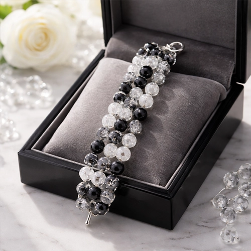 Bracelet artisanal en perles contrastées noir & blanc aux effets marbrés