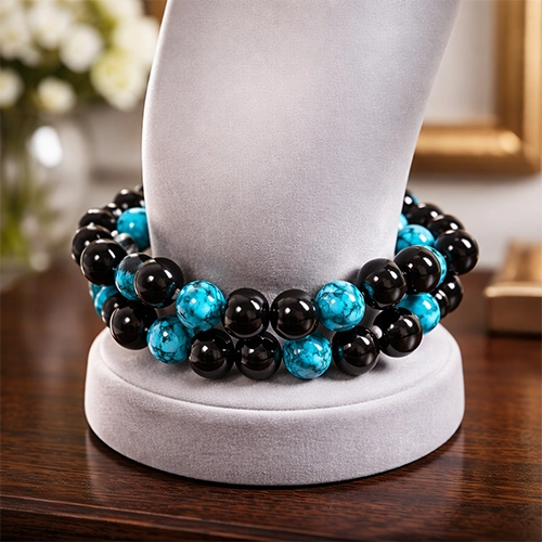 Bracelet artisanal en perles noires brillantes et perles bleues effet pierre