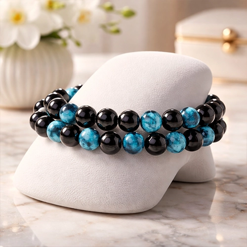 Bracelet artisanal en perles noires brillantes et perles bleues effet pierre