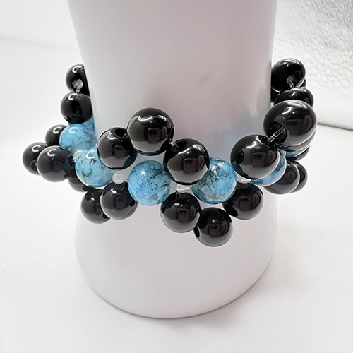 Bracelet artisanal en perles noires brillantes et perles bleues effet pierre