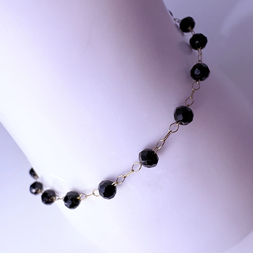 Bracelet femme en perles noires facettées et acier doré