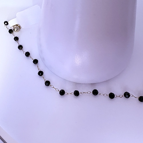 Bracelet femme en perles noires facettées et acier doré