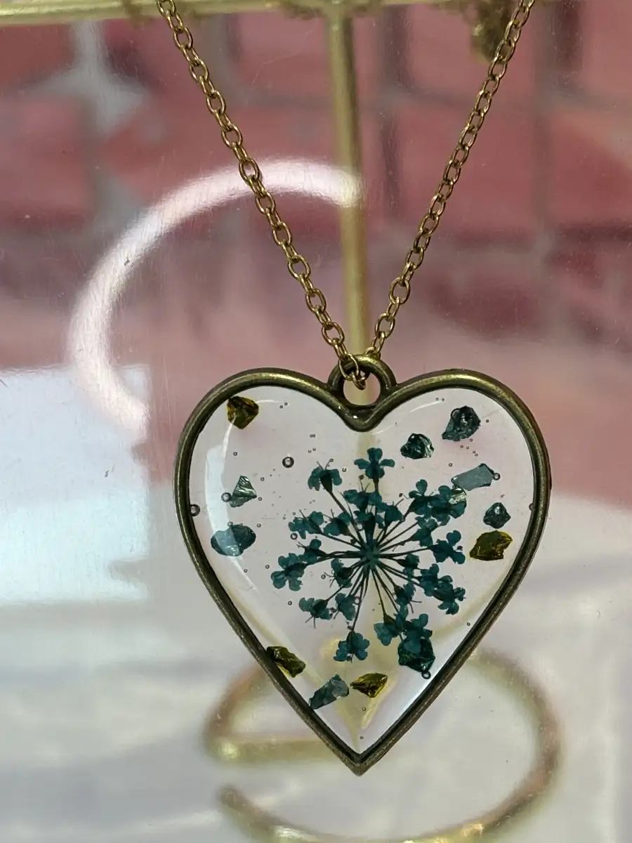 Colliers uniques en fleurs séchées, résine & verre brisé copie