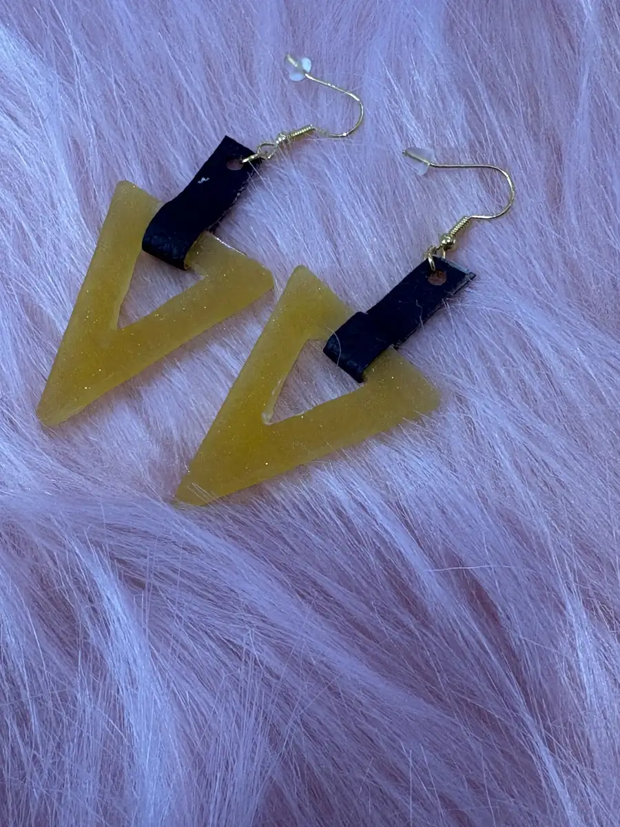 Boucles d’oreilles géométriques en résine et simili cuir – style moderne & chic ✨
