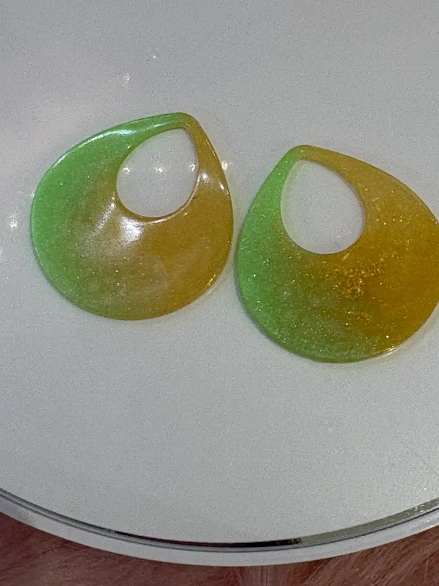 Pampilles en résine pour boucles d’oreilles – effet dégradé scintillant