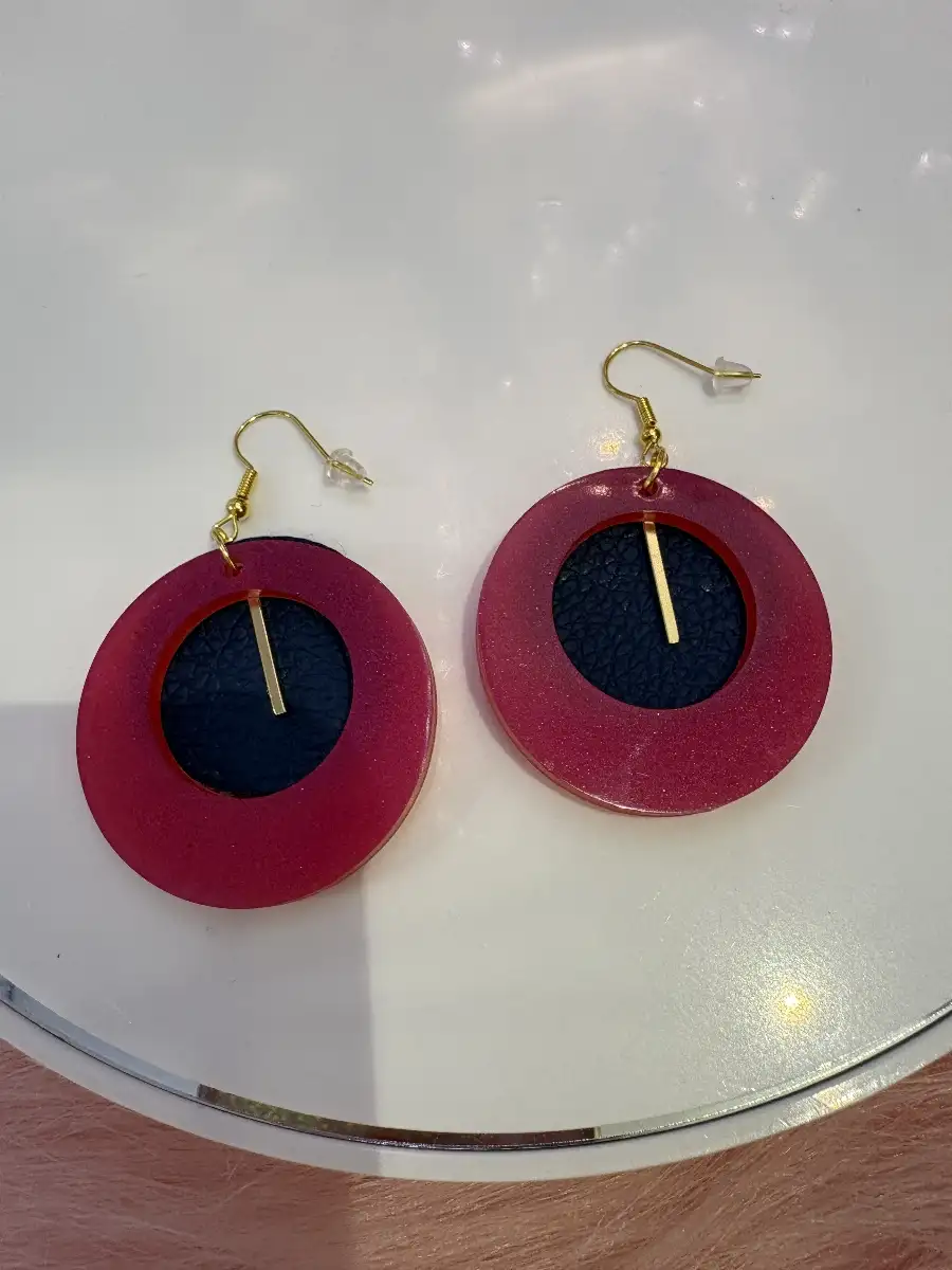 Boucle d'oreille donut en résine et simili cuir
