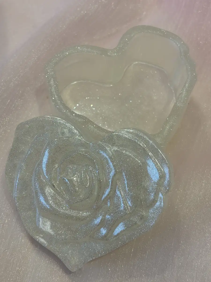 Boite à bijoux forme de rose en résine.