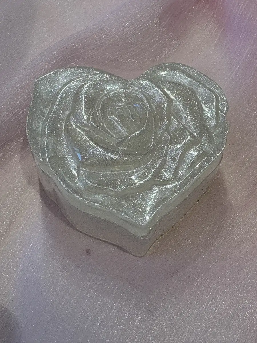 Boite à bijoux forme de rose en résine.
