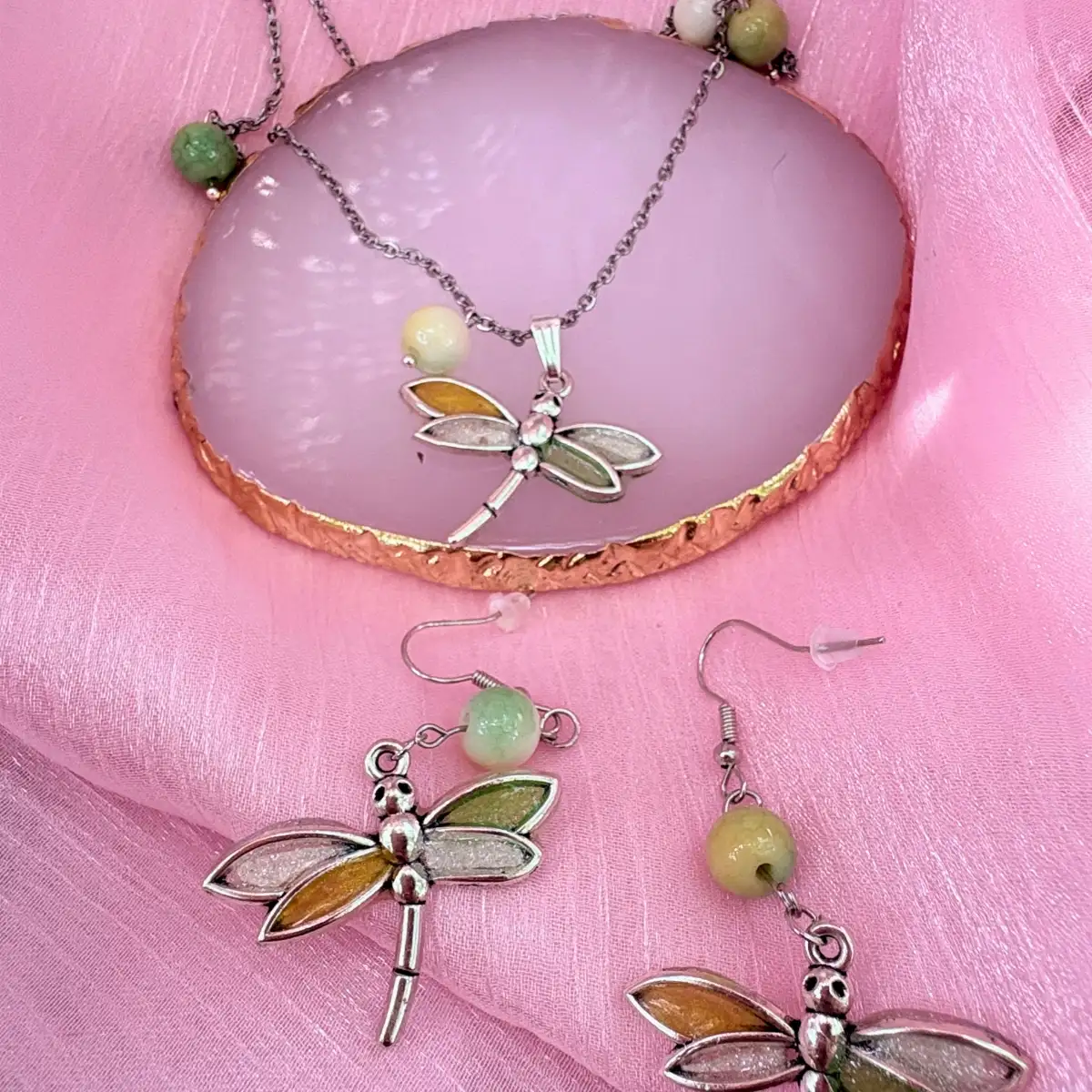 Parure « Libellule des Jardins » – Collier et boucles d'oreilles artisanaux en résine et acier inoxydable
