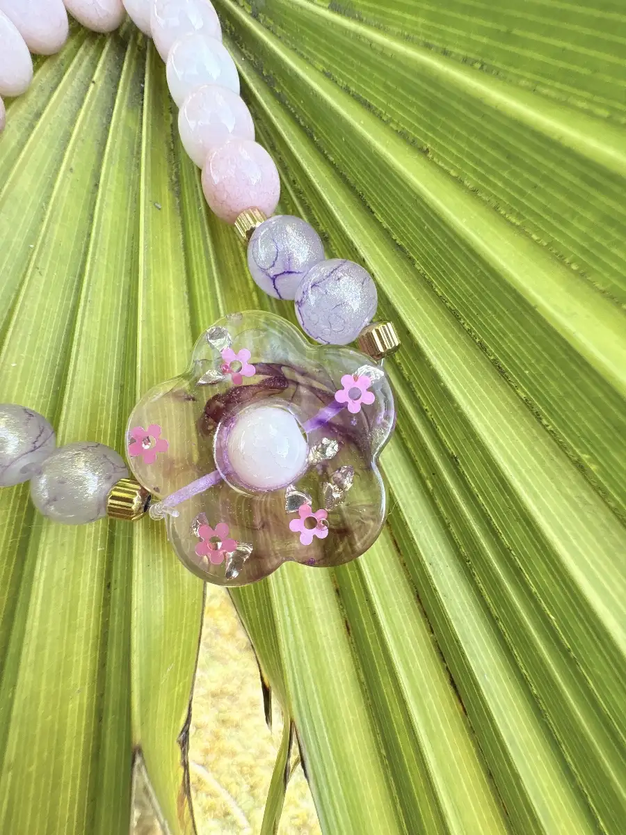 Bracelet Fleur Violette Rosée en perles et résine