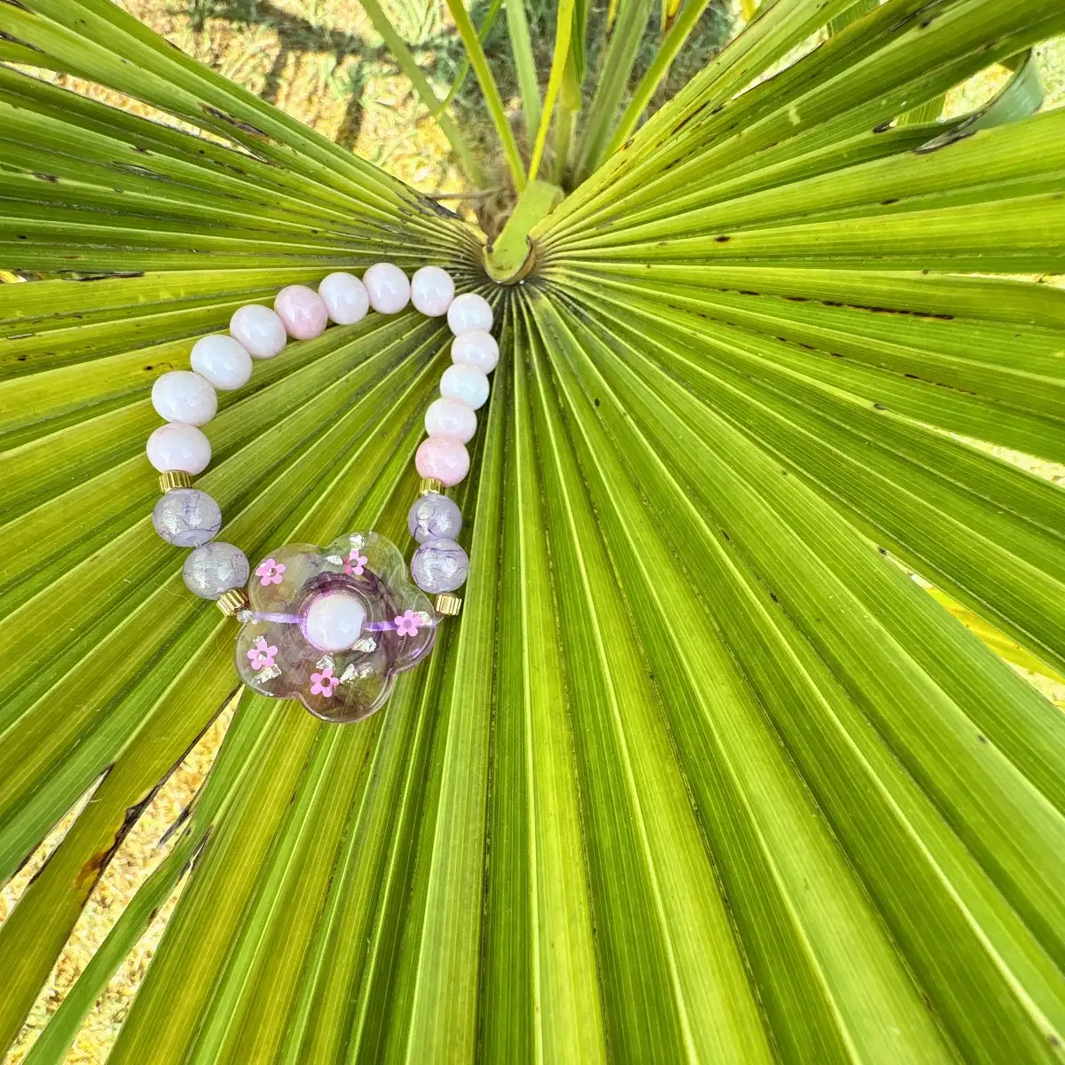 Bracelet Fleur Violette Rosée en perles et résine