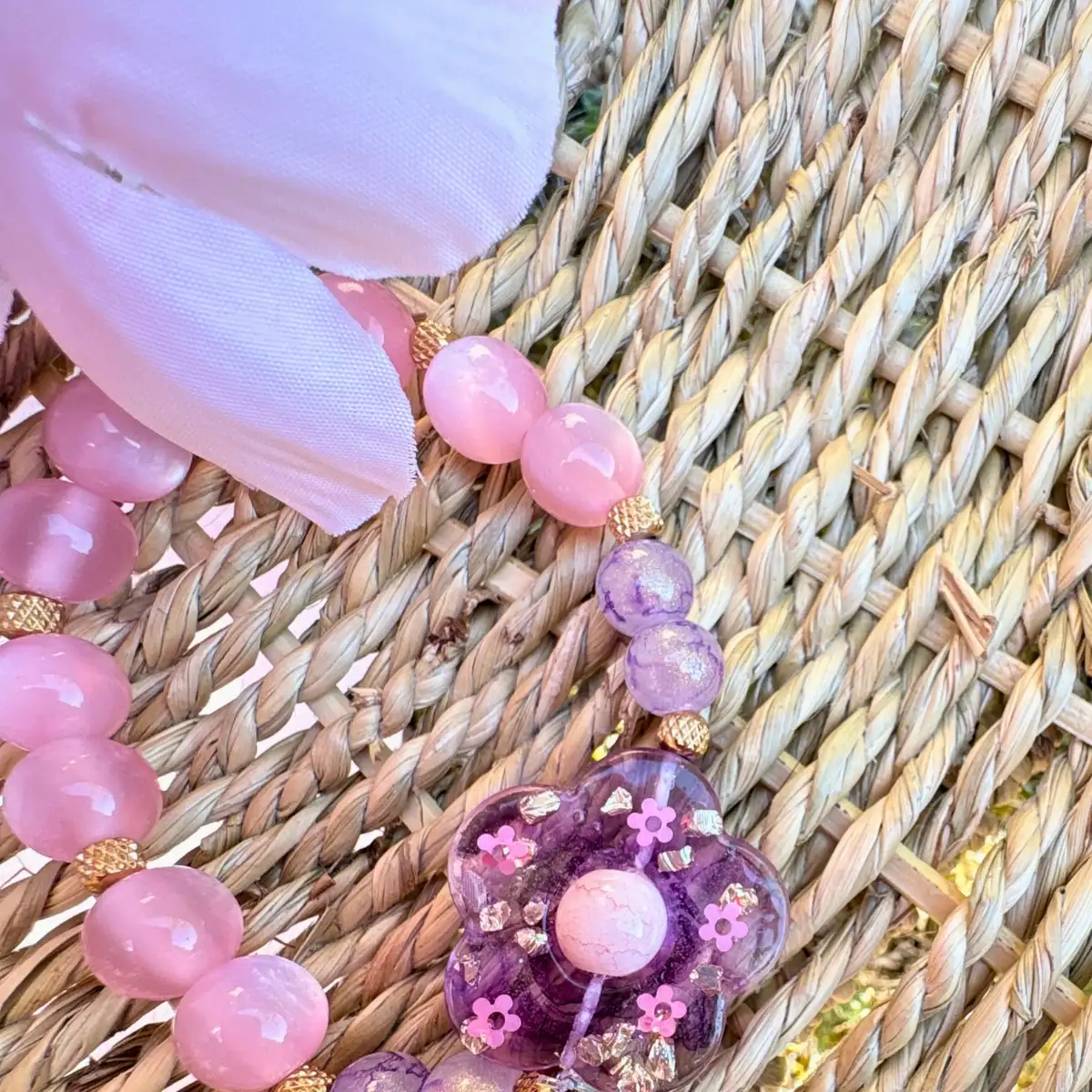 Bracelet Fleur Violette Enchantée en résine et perles