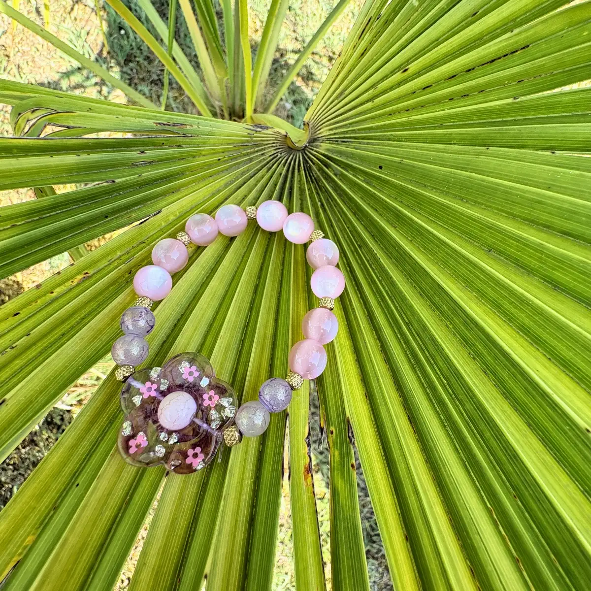 Bracelet Fleur Violette Enchantée en résine et perles