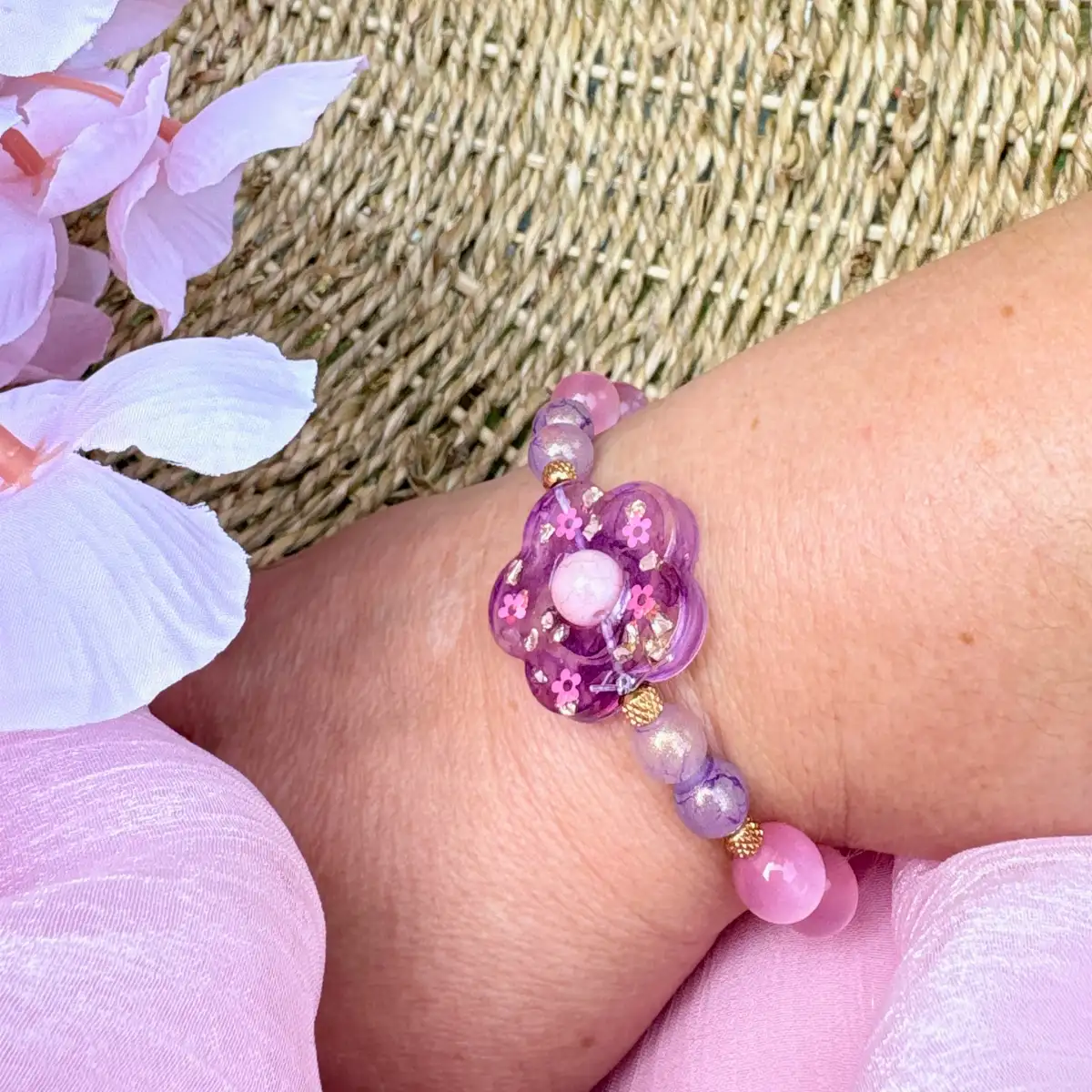 Bracelet Fleur Violette Enchantée en résine et perles