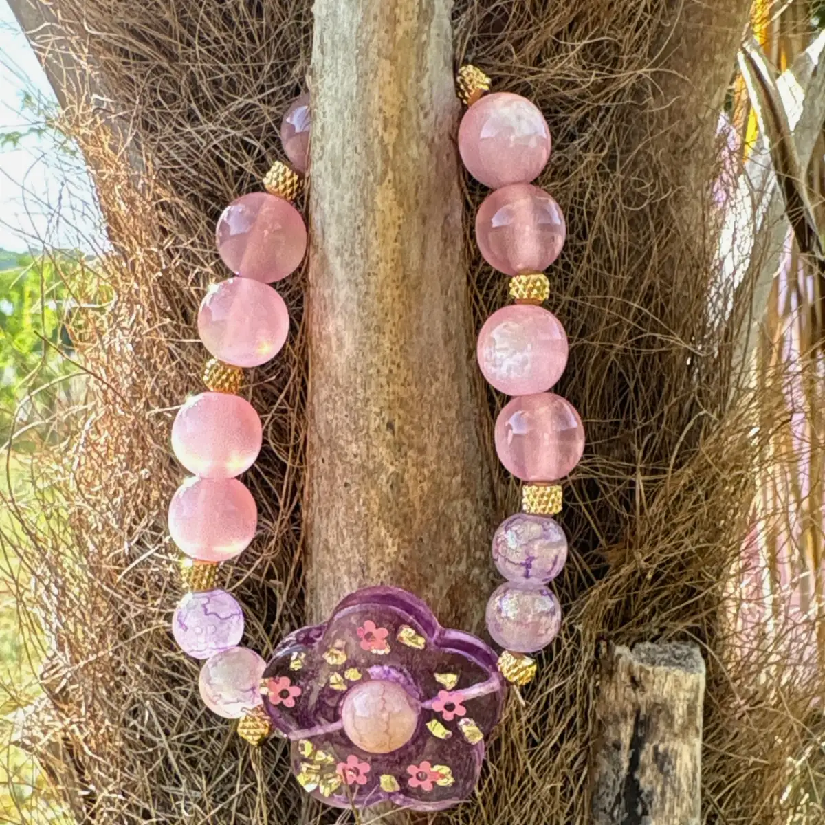 Bracelet Fleur Violette Enchantée en résine et perles