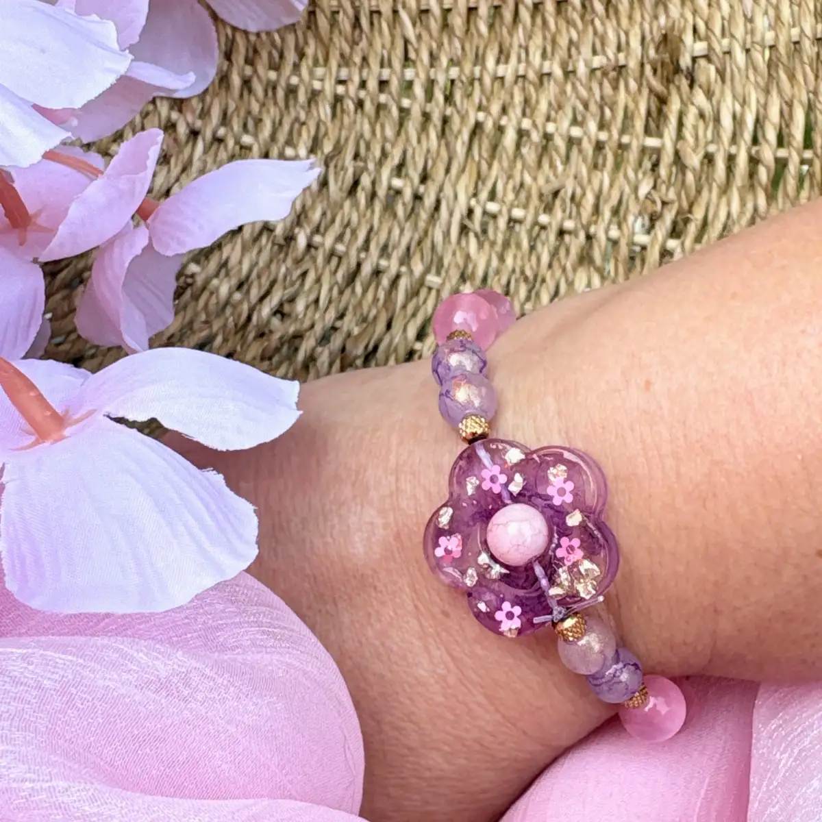Bracelet Fleur Violette Enchantée en résine et perles