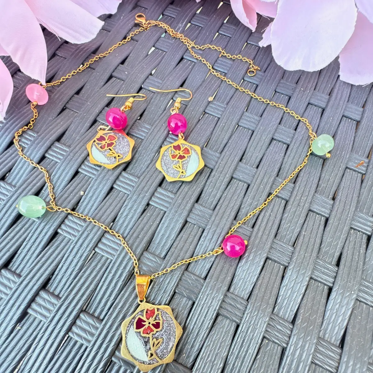 Parure Fleur "Éclat de Printemps" en résine, similicuir et acier inoxydable – Bijou artisanal floral