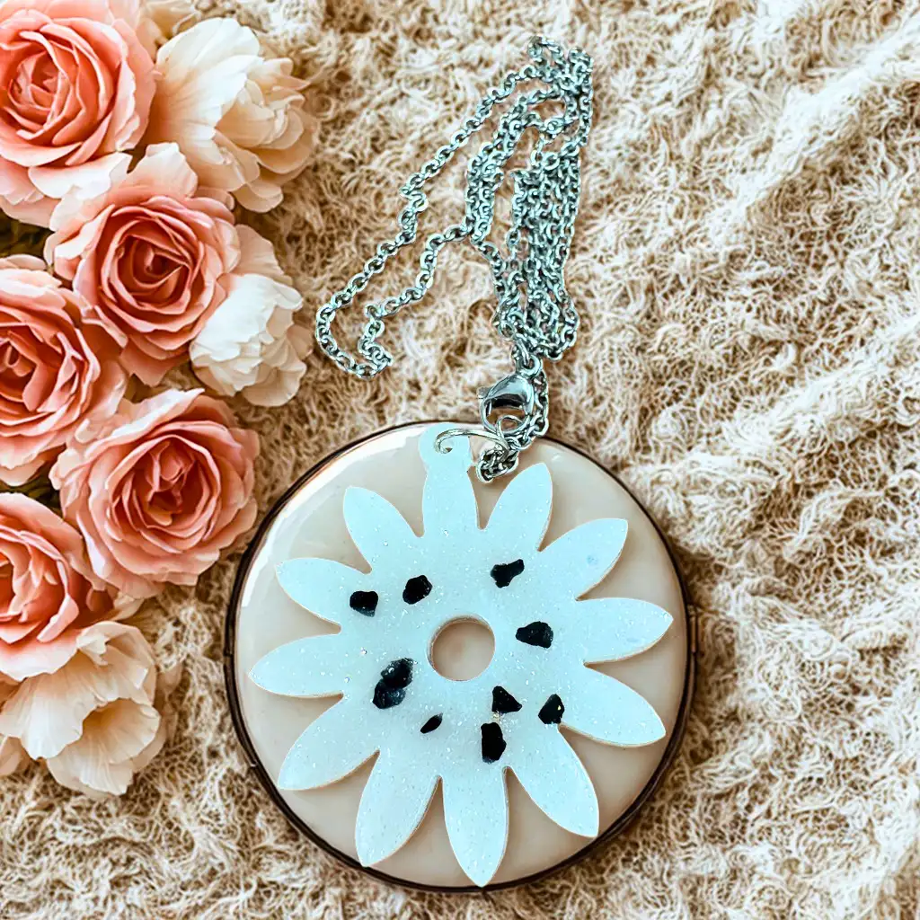 Collier fleur d'éclosion - collier artisanale en résine