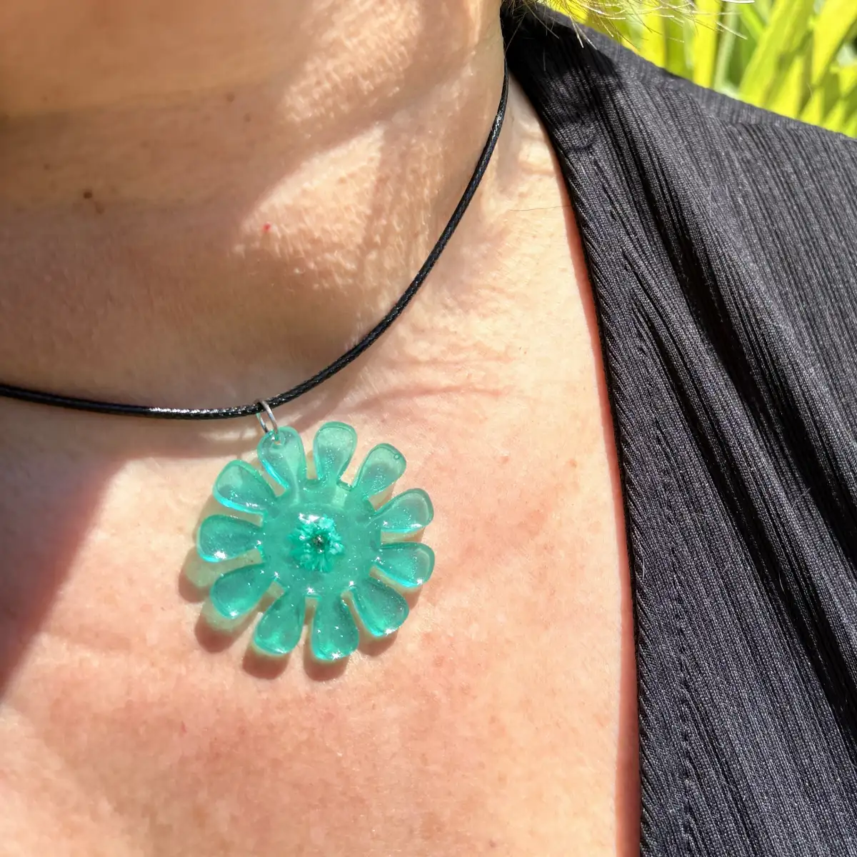 Collier Fleur d'Aurore – Collier artisanal en résine et acier inoxydable