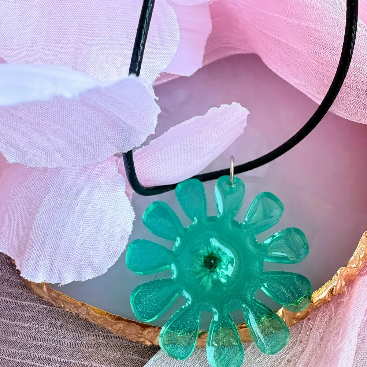 Collier Fleur d'Aurore – Collier artisanal en résine et acier inoxydable