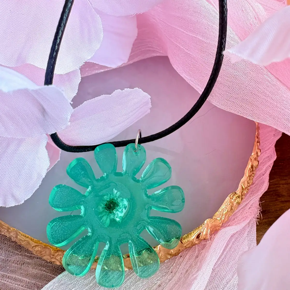 Collier Fleur d'Aurore – Collier artisanal en résine et acier inoxydable