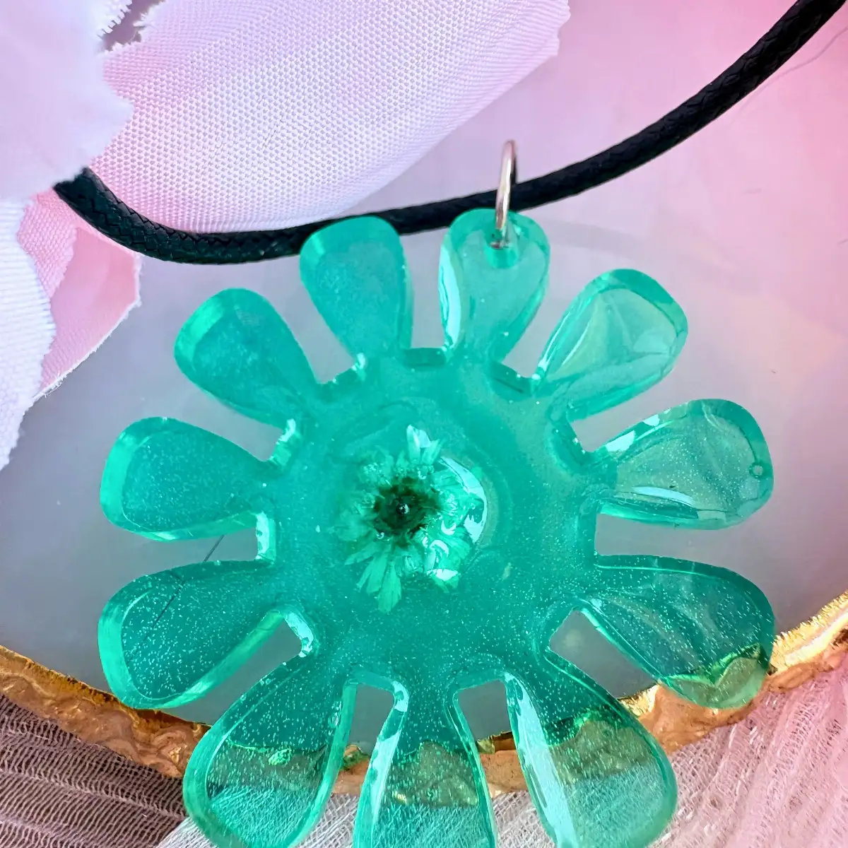 Collier Fleur d'Aurore – Collier artisanal en résine et acier inoxydable