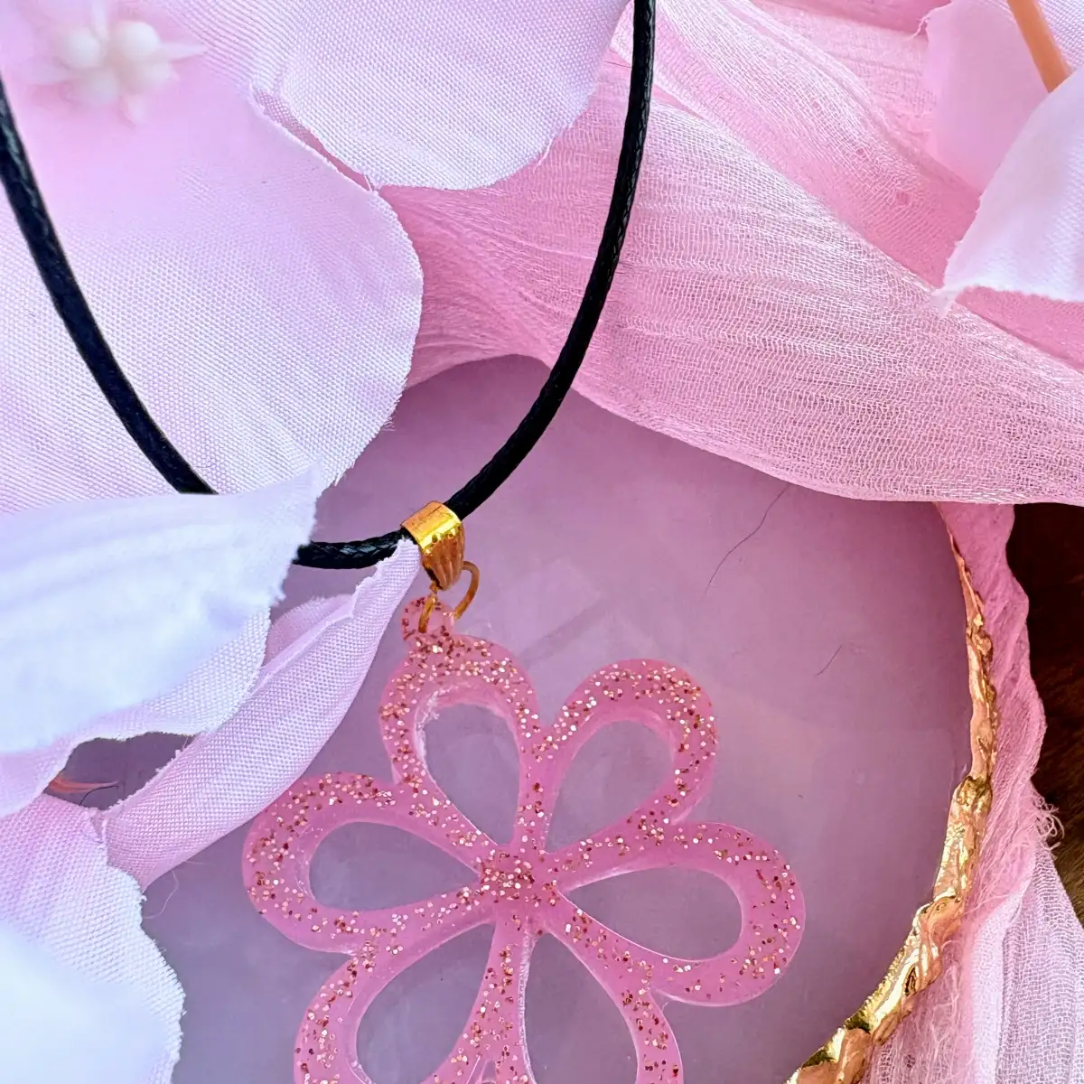 Collier Fleur de Rosée – Bijou artisanal en résine