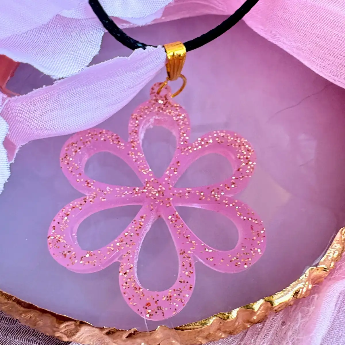 Collier Fleur de Rosée – Bijou artisanal en résine