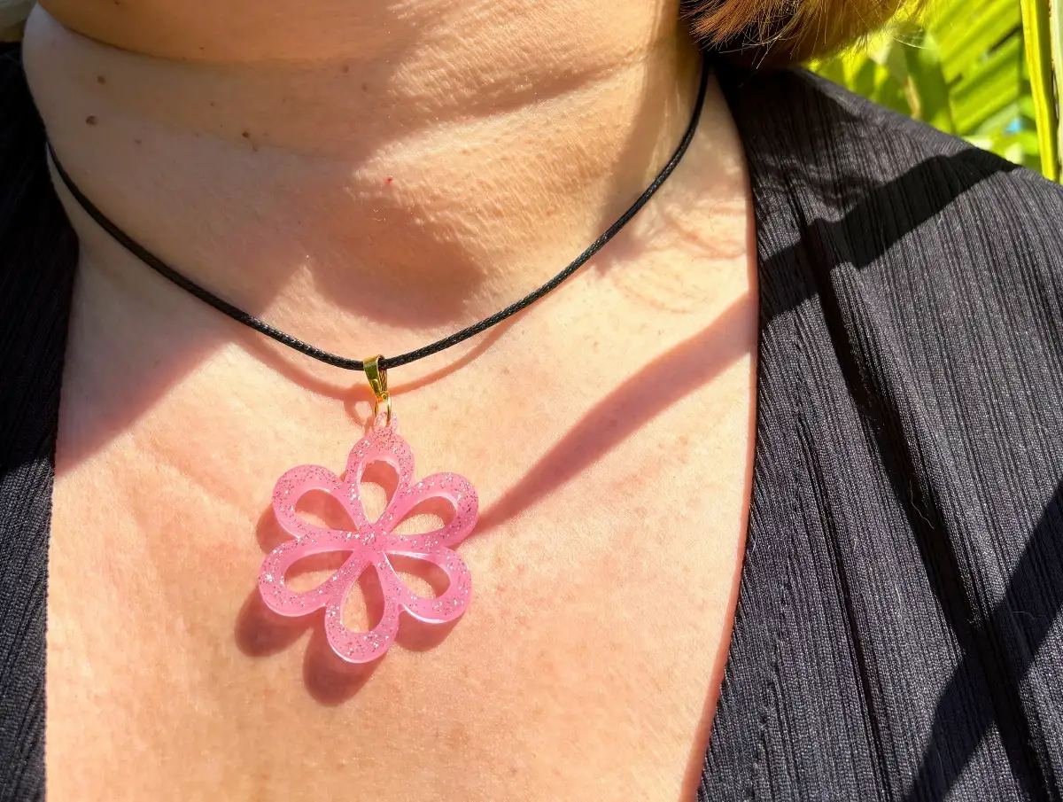 Collier Fleur de Rosée – Bijou artisanal en résine