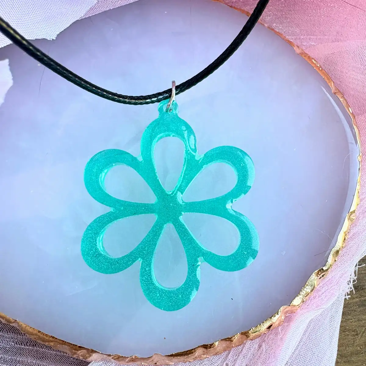 Collier Rosée d'Émeraude – Collier artisanal en résine