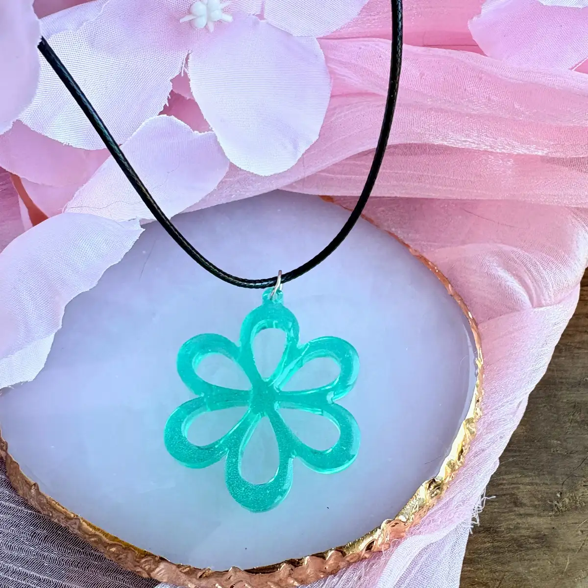 Collier Rosée d'Émeraude – Collier artisanal en résine