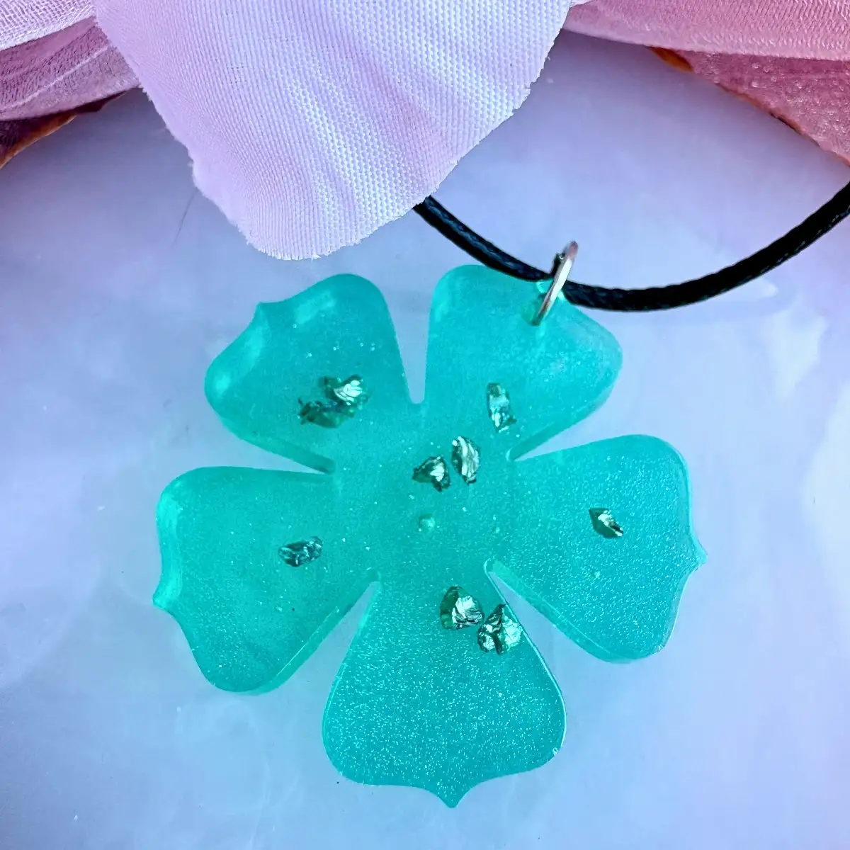 Collier Trèfle de Rosée – Collier artisanal en résine