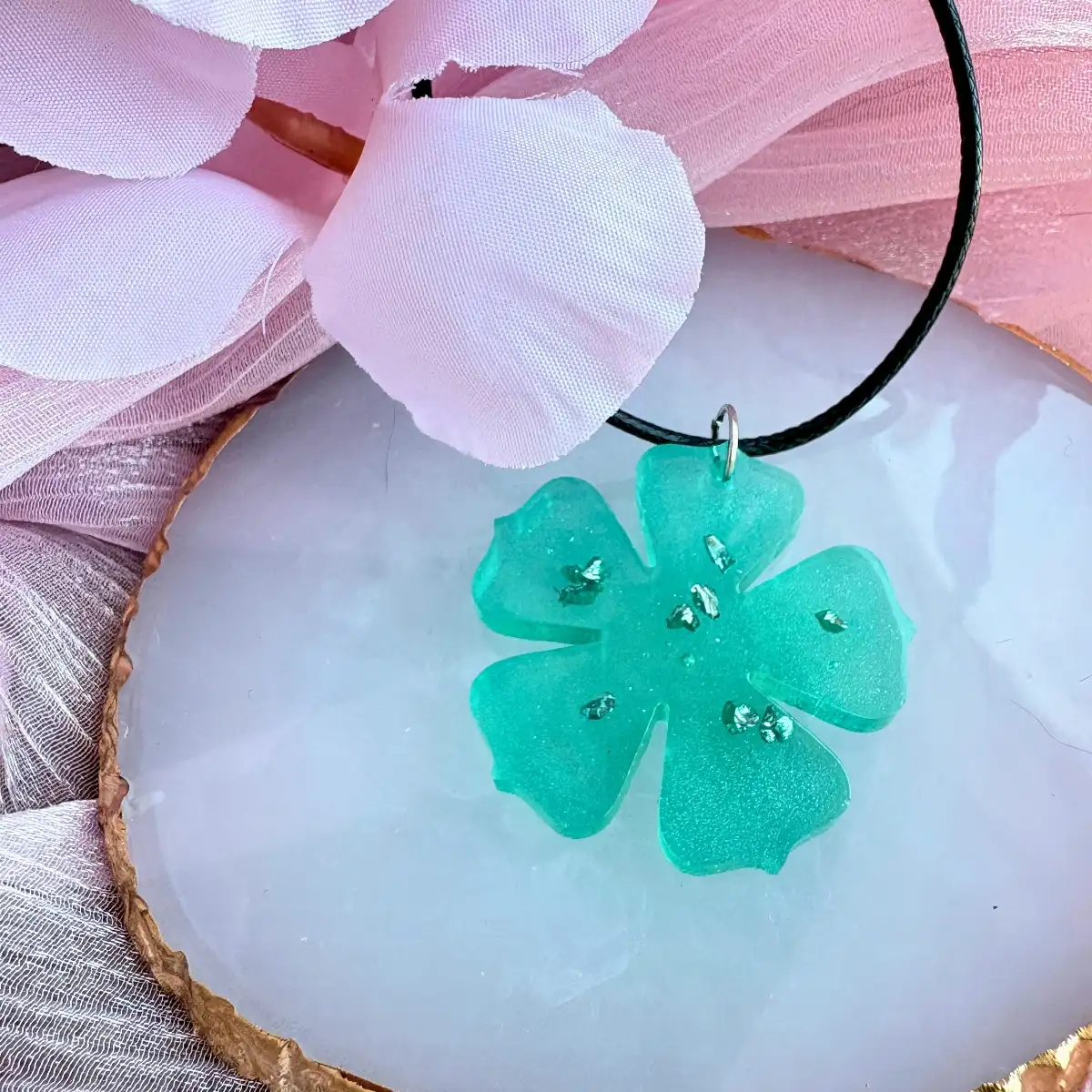 Collier Trèfle de Rosée – Collier artisanal en résine