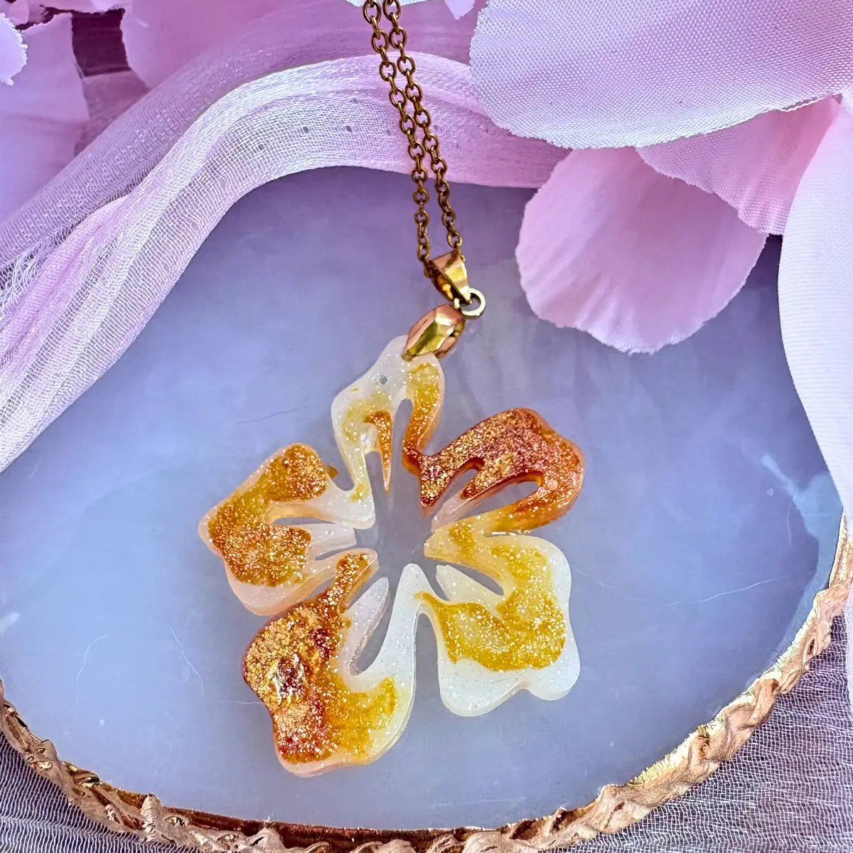 Collier Fleur d'Ambre – Bijou artisanal en résine