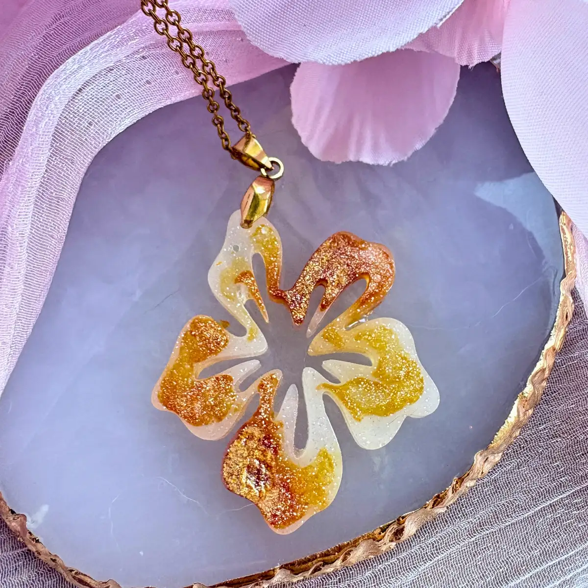 Collier Fleur d'Ambre – Bijou artisanal en résine