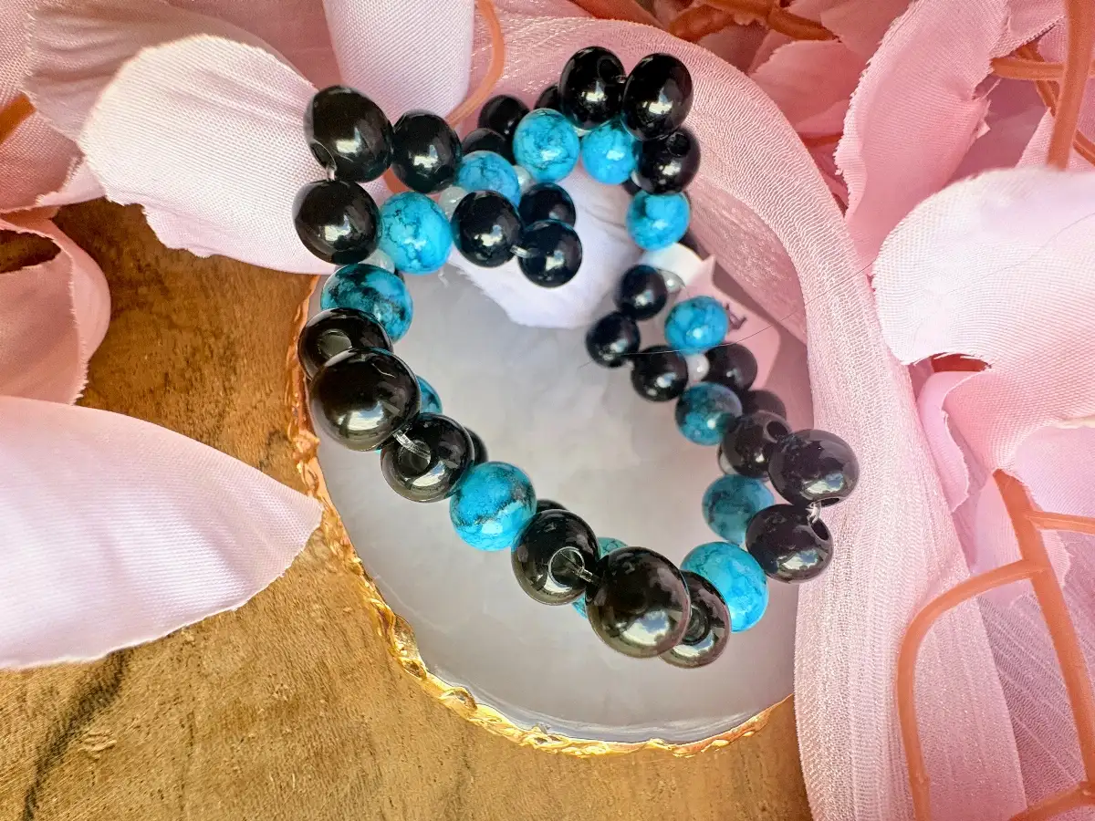 Bracelet artisanal en perles noires brillantes et perles bleues effet pierre
