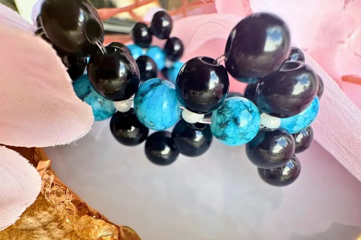 Bracelet artisanal en perles noires brillantes et perles bleues effet pierre