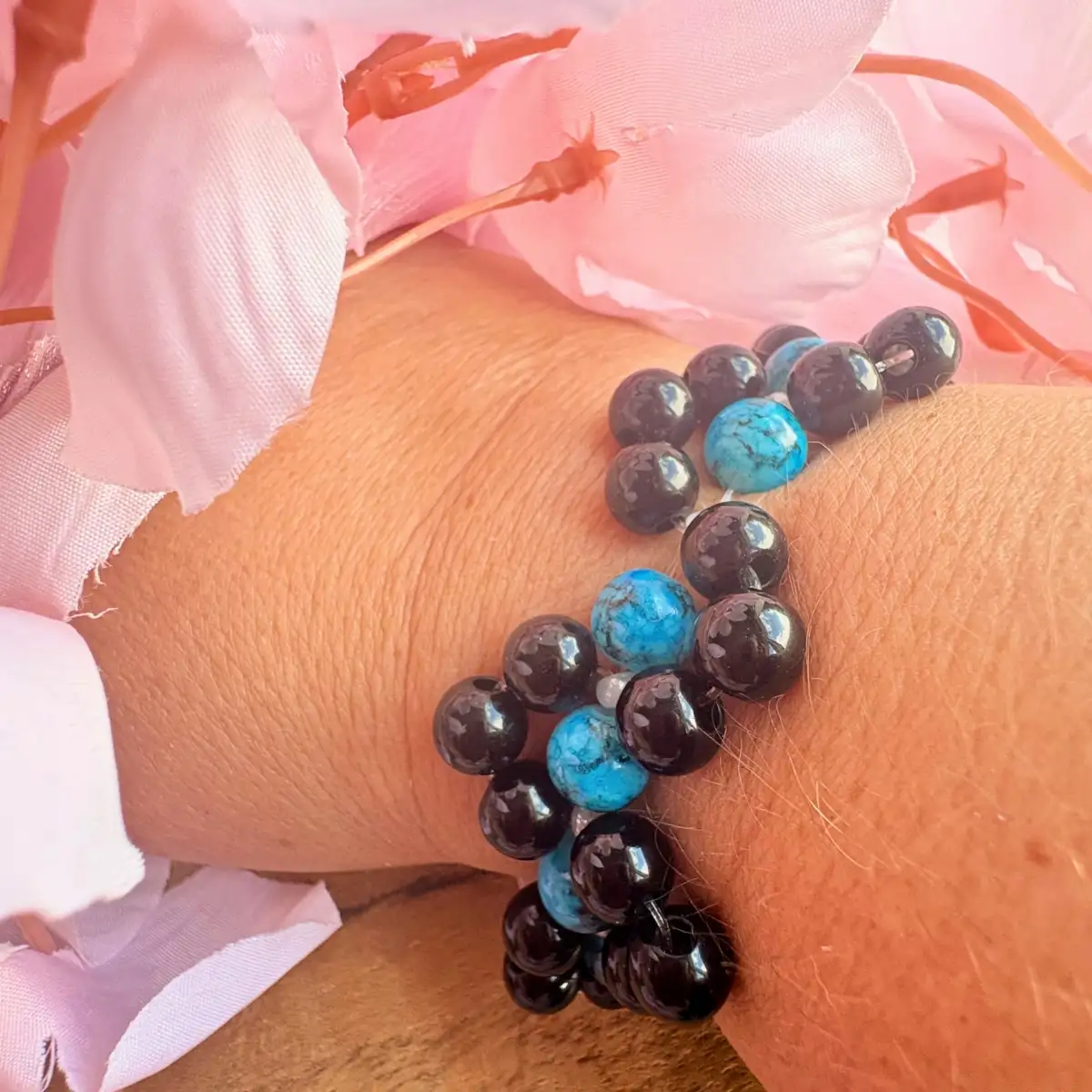 Bracelet artisanal en perles noires brillantes et perles bleues effet pierre