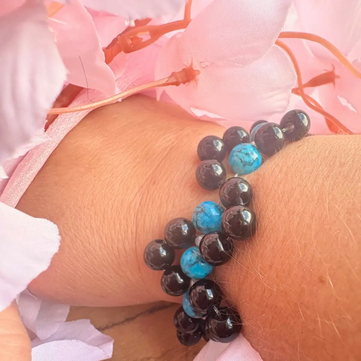 Bracelet artisanal en perles noires brillantes et perles bleues effet pierre
