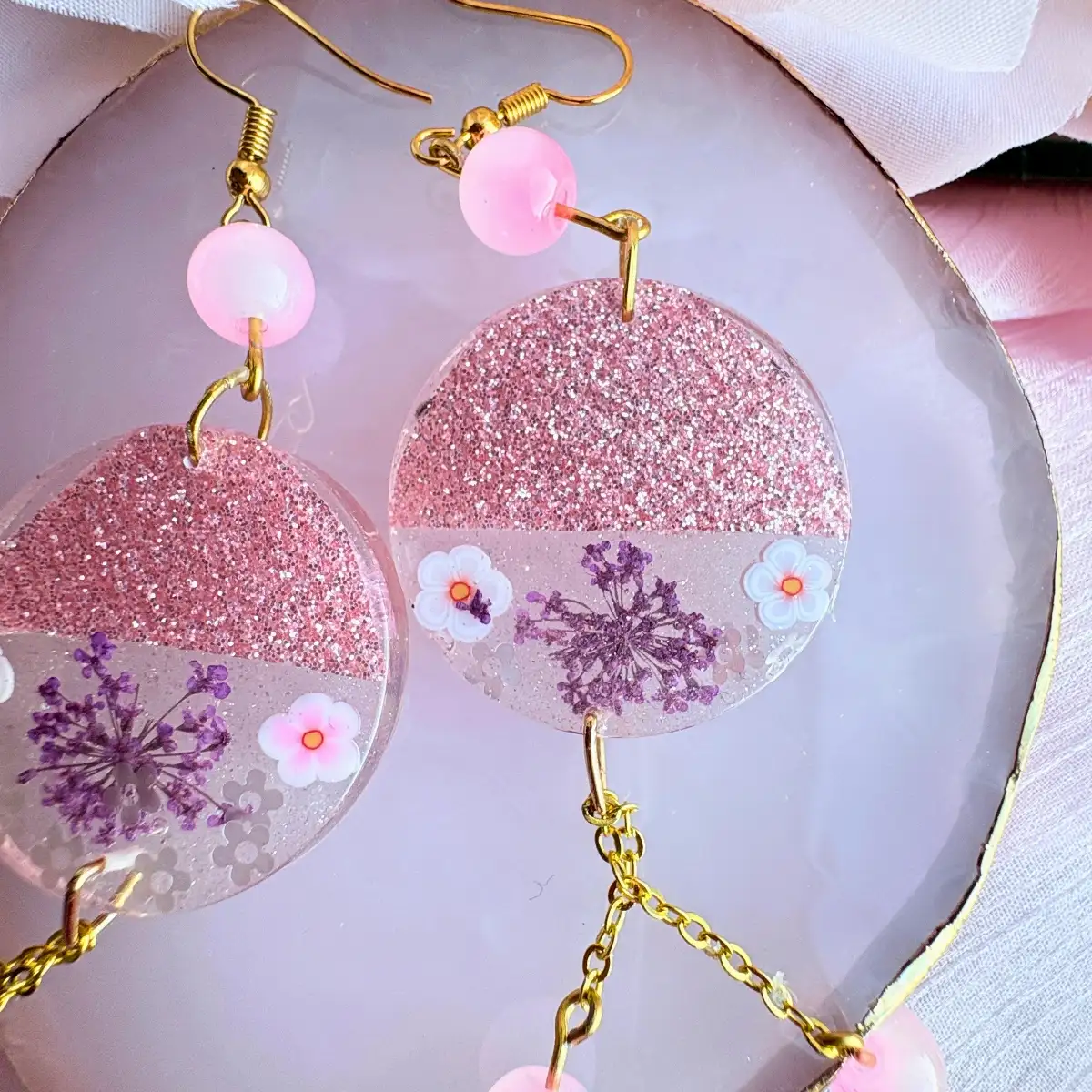 Boucles d'oreilles « Éclat Fleuri Rose » en résine fleurs séchées simili cuir rose
