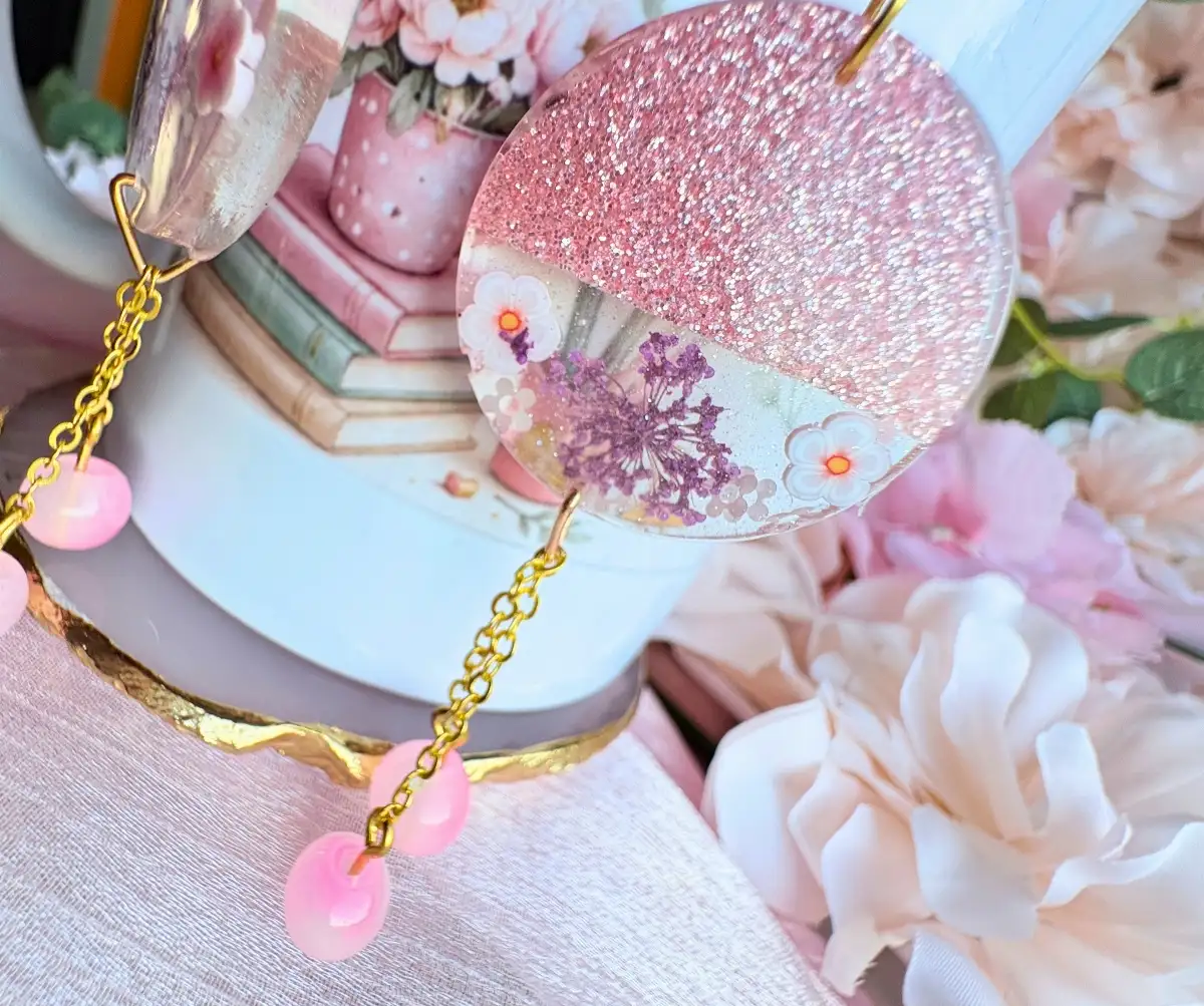 Boucles d'oreilles « Éclat Fleuri Rose » en résine fleurs séchées simili cuir rose