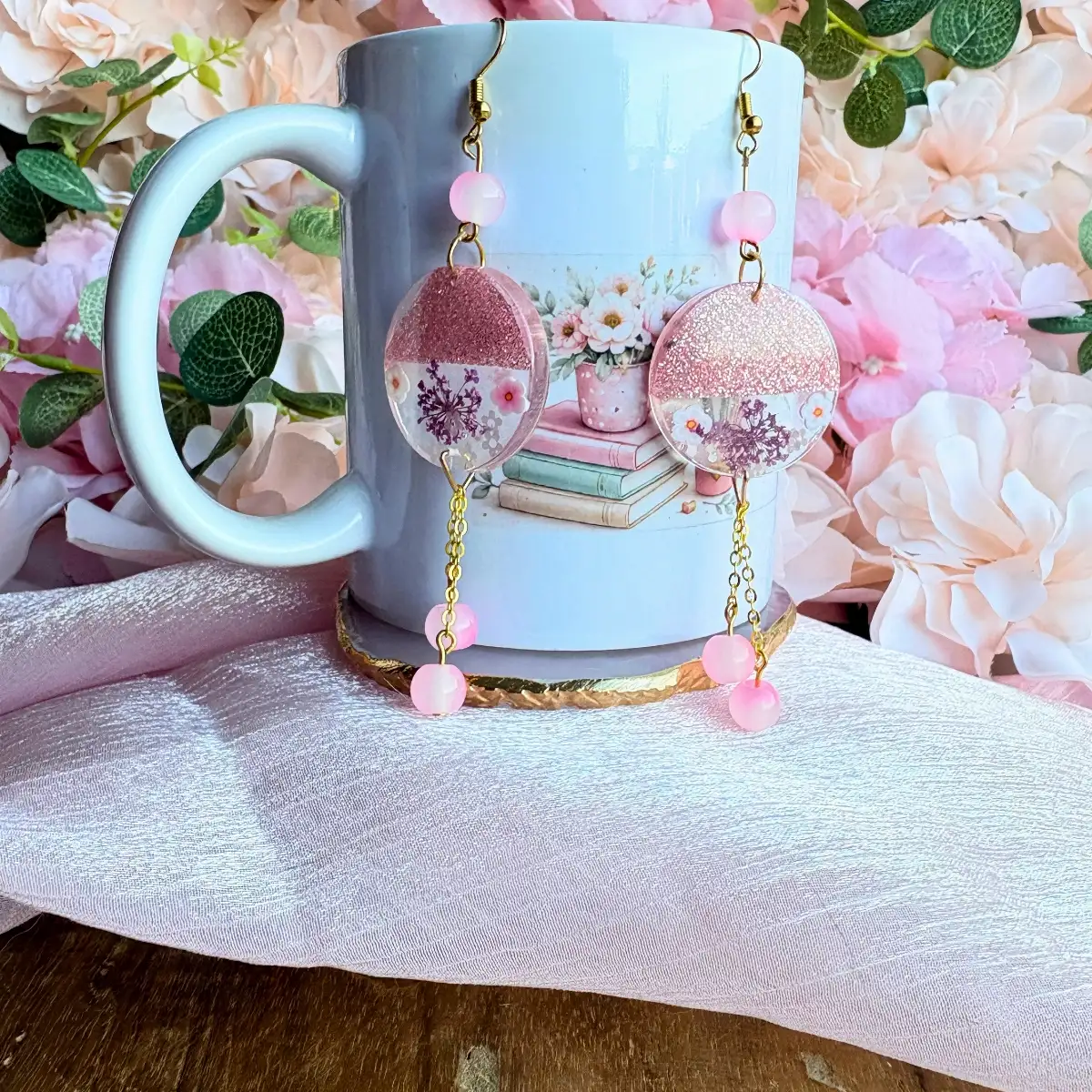 Boucles d'oreilles « Éclat Fleuri Rose » en résine fleurs séchées simili cuir rose