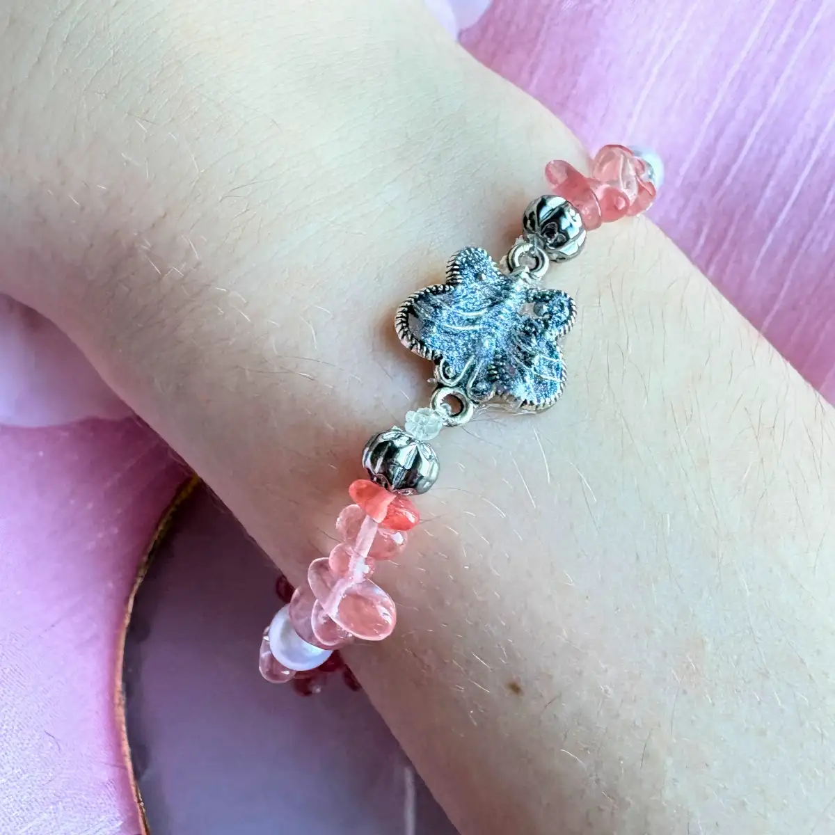 Bracelet artisanal en quartz rose, cristaux et papillon en résine nacrée "Envol de douceur"