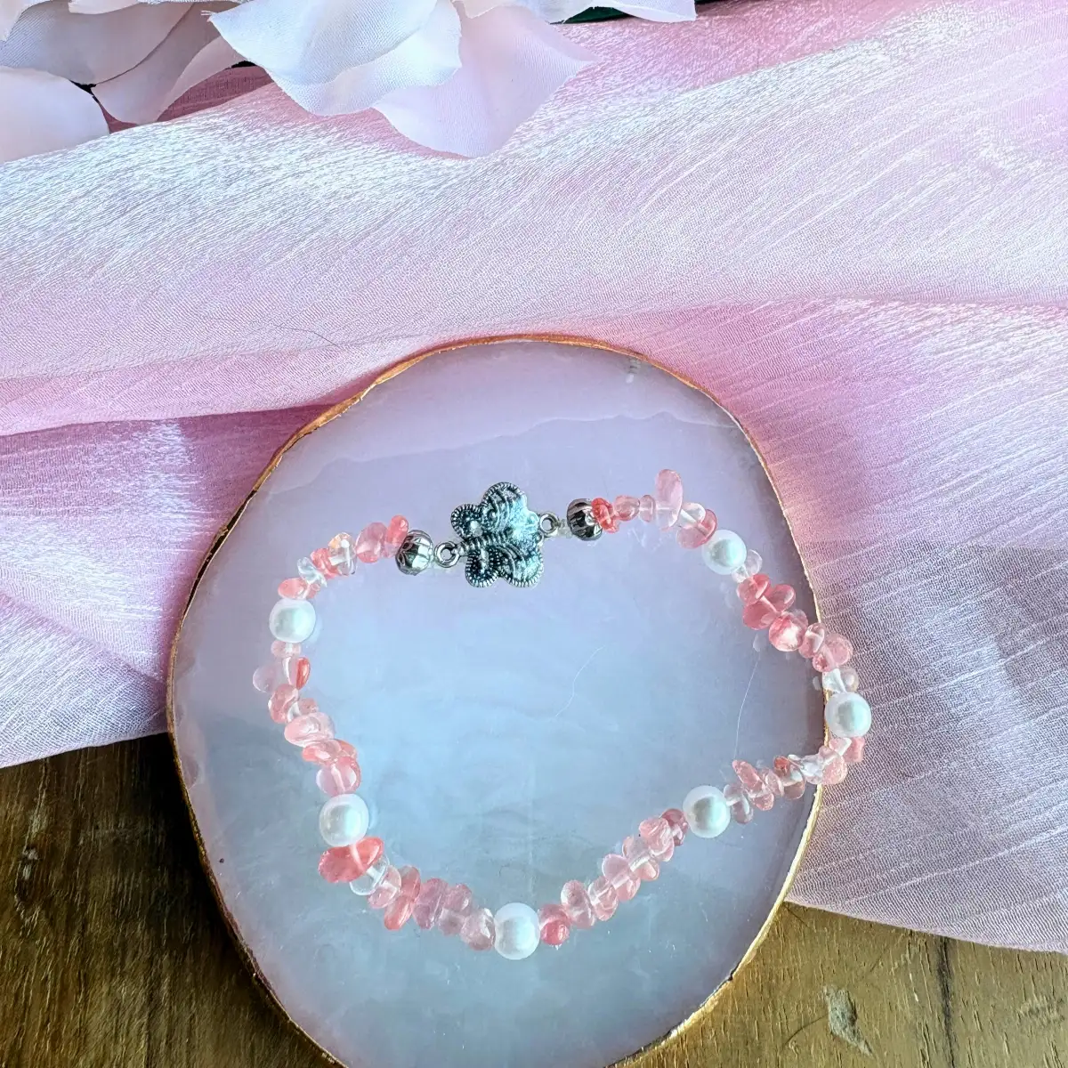 Bracelet artisanal en quartz rose, cristaux et papillon en résine nacrée "Envol de douceur"