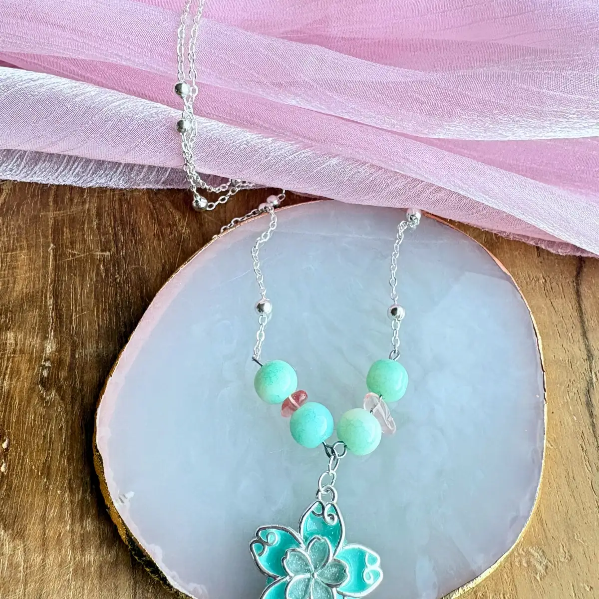 Eclosion céleste - Collier fleur en résine et simili cuir avec calcite et quartz rose naturels  fait main